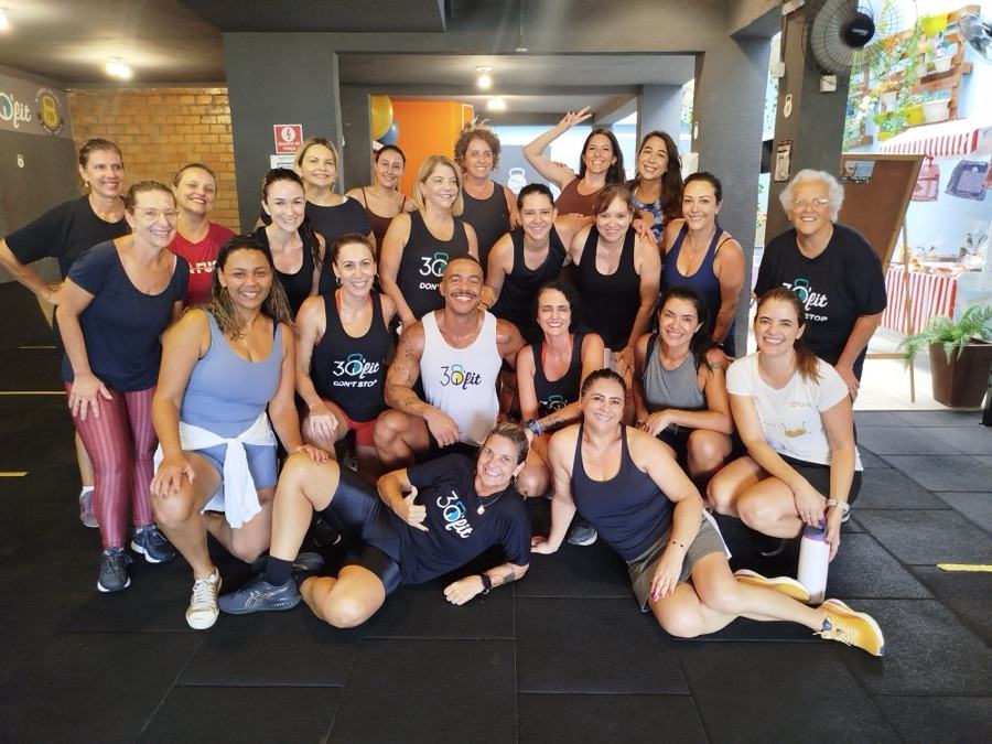 Alunos da 30'fit de camiseta do Estúdio 30Fit ao final da aula