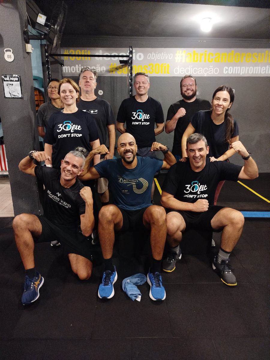 Alunos e equipe da 30'fit depois do treino no estúdio