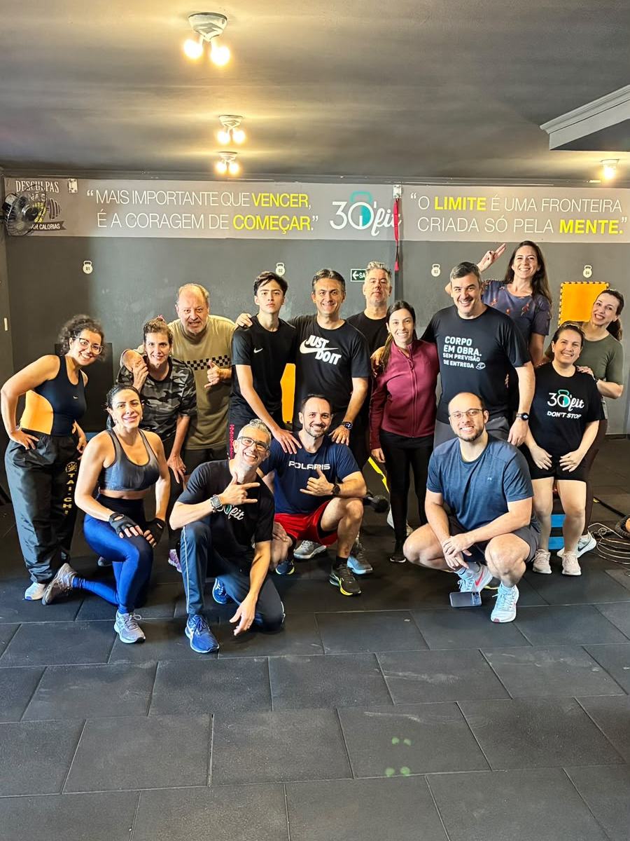 Turma da 30'fit reunida na parede da marca, dentro do estúdio