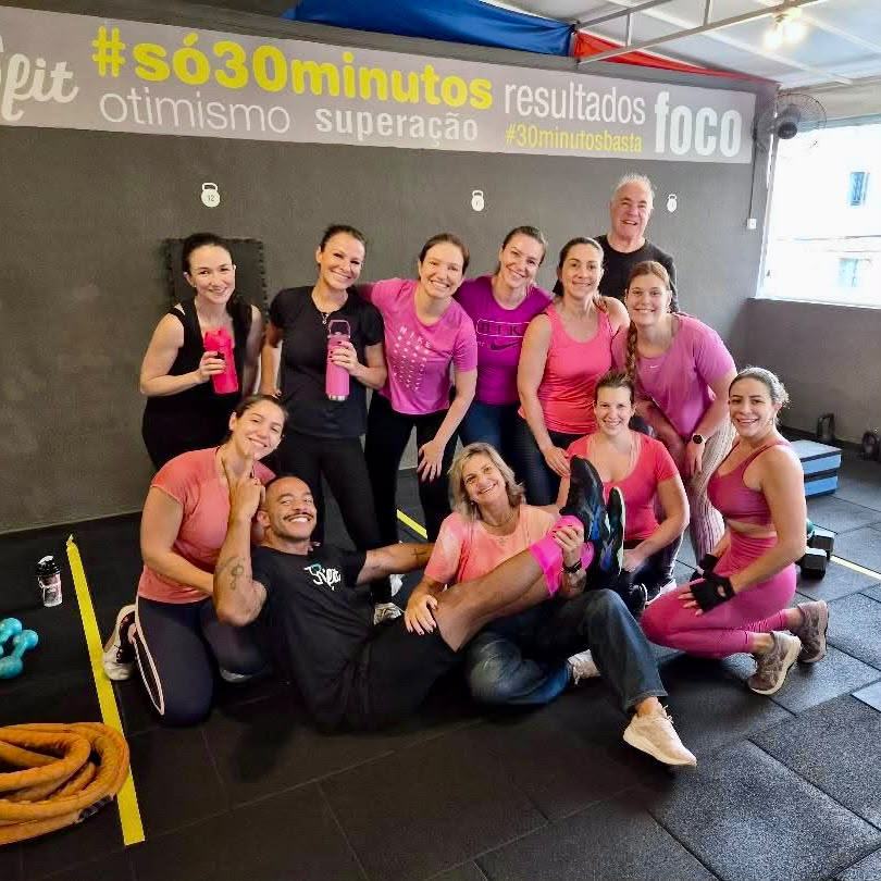 Alunas da 30'fit em ação de outubro rosa no estúdio
