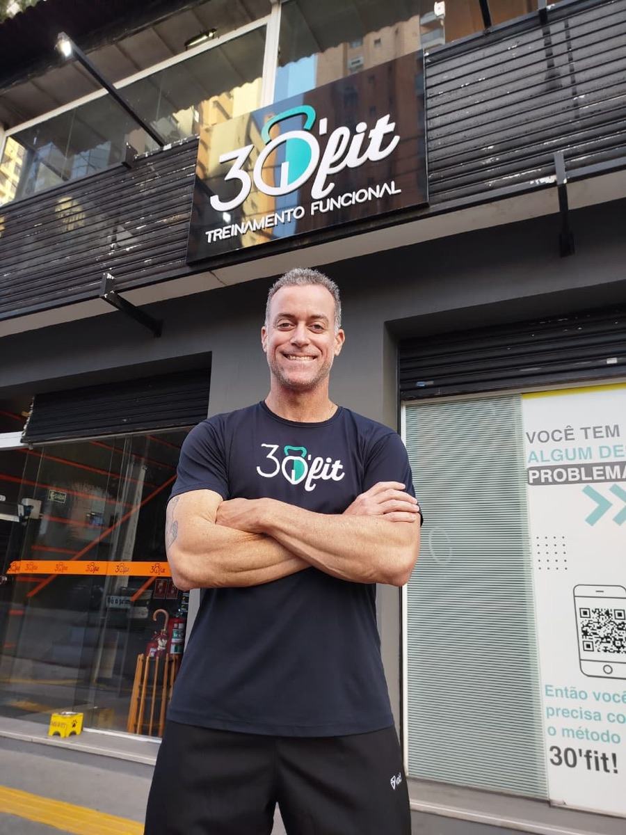 Rafael Cardoso, fundador da 30'fit, em frente ao estúdio em Santana